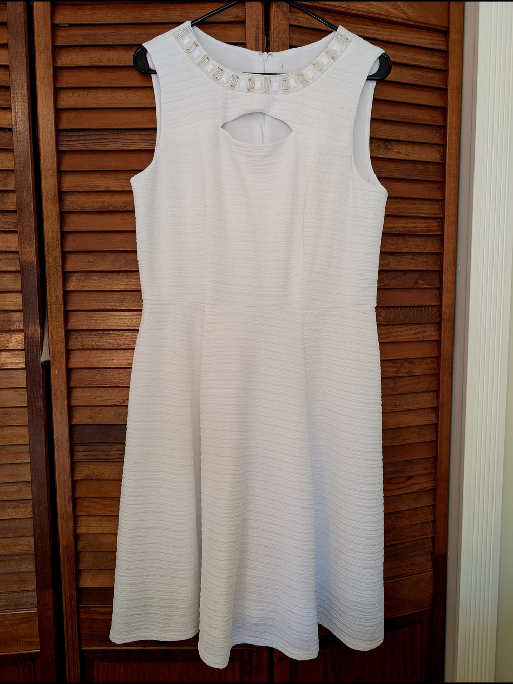 Women’s White Sleeveless Jewel-Neck Dress